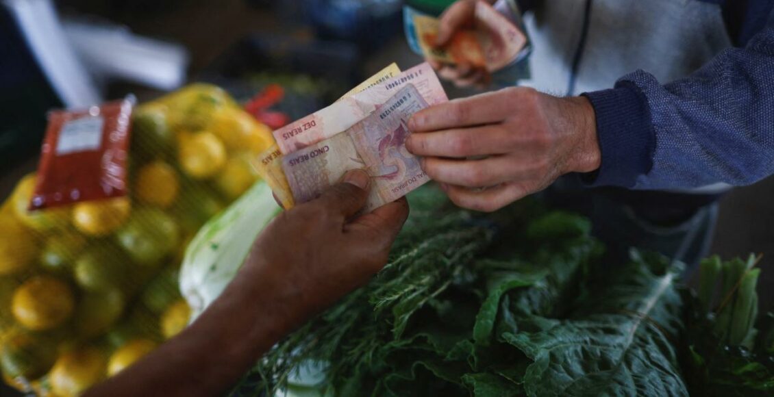 https://www.nodal.am/wp-content/uploads/2025/02/2024-09-03T120818Z_1_LYNXMPEK820GC_RTROPTP_4_BRAZIL-INFLATION-1130x580.jpg